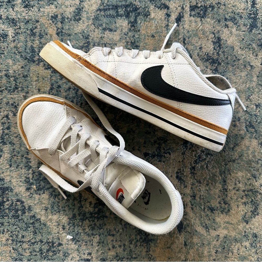 Nike Women’s Court Legacy White and Black Classic Sneakers size 8